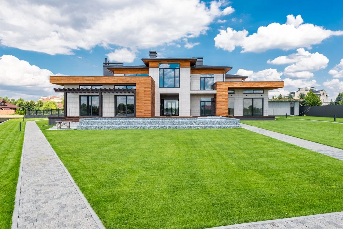 Casa moderna con jardín; fotografía residencial ilustrativa